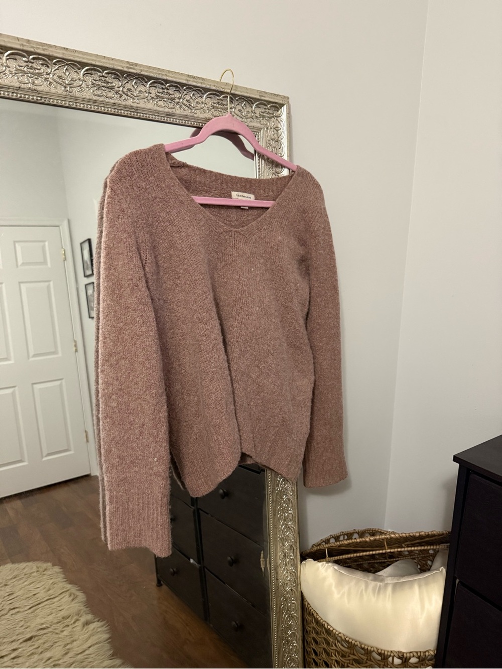 Calvin Klein Jeans V-Neck Sweater in Mauve Pink